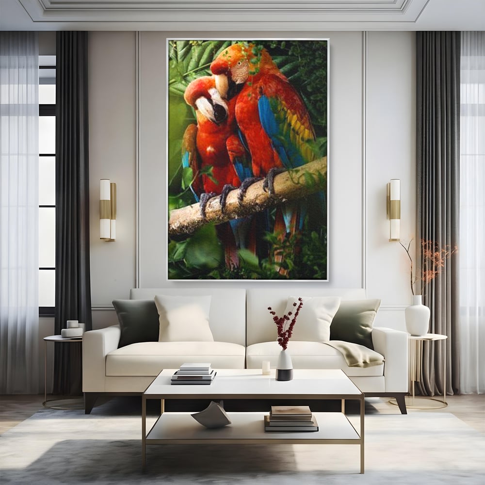 Tablou canvas cu doi papagali pe o creanga, in rama de aluminiu argintiu, pe perete intr-un living